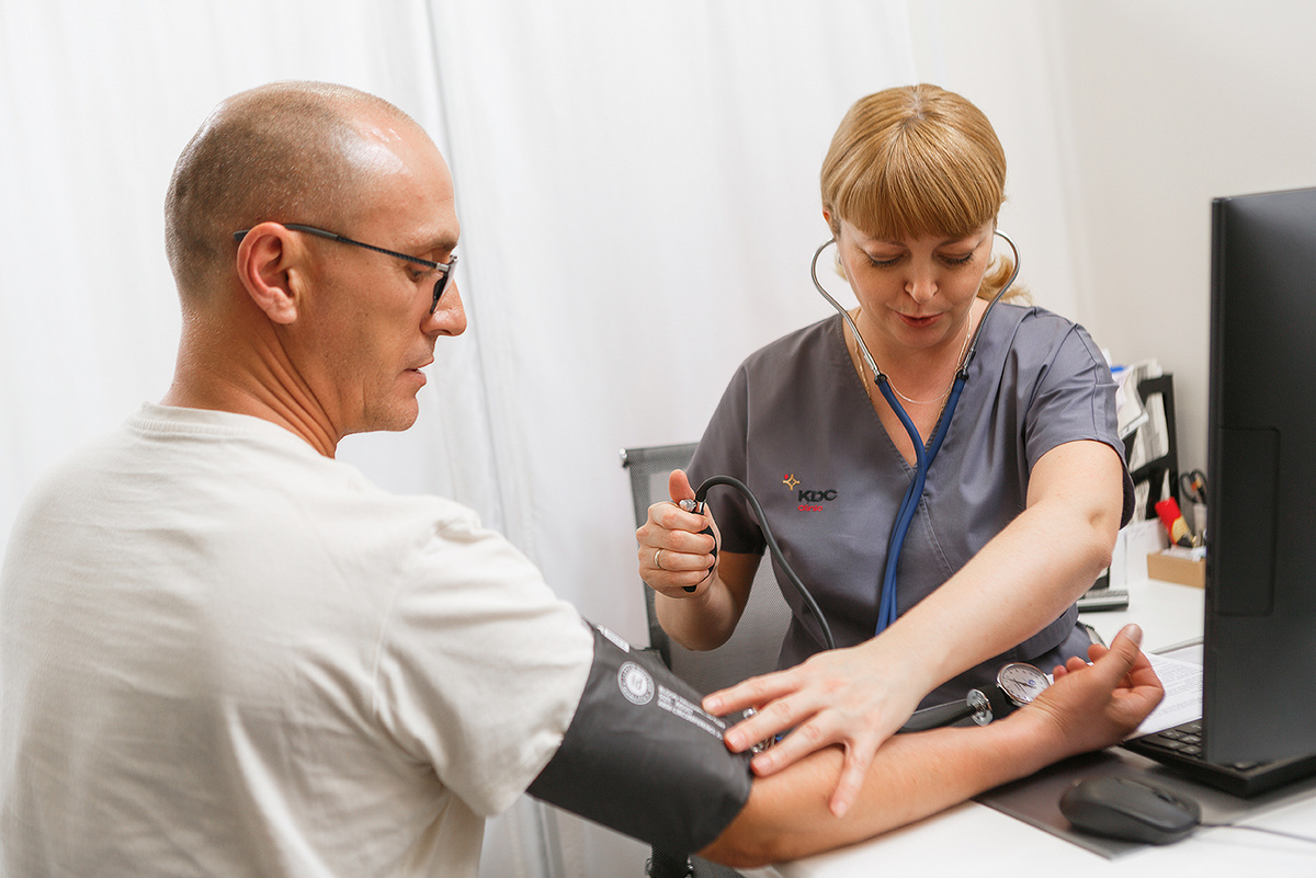 Измерение давления на приеме врача-кардолога в «КДС Клиник» в Москве