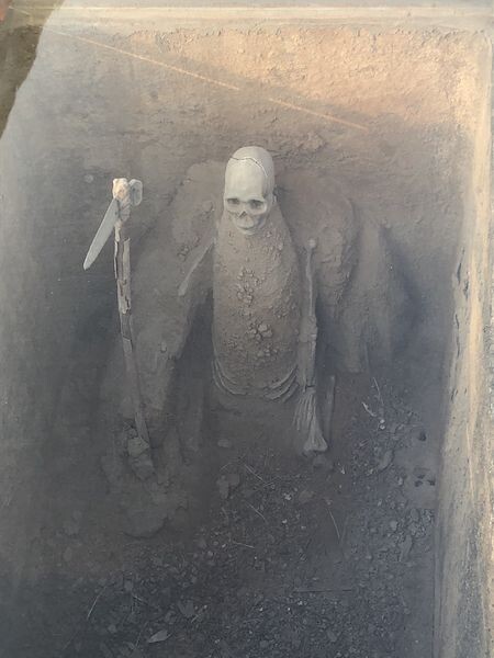 Большинство принесенных в жертву были людьми не из династии Шан, вероятно, захваченными в плен во время войн