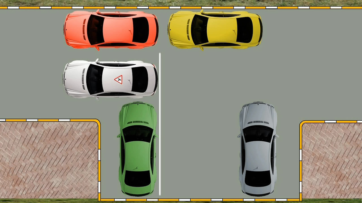 Подъезжаем нашим задним бампером до борта зеленого автомобиля.