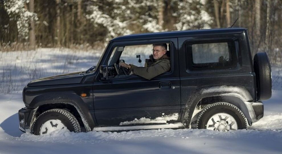 Архив: В Suzuki Jimny по снежной целине (видео)