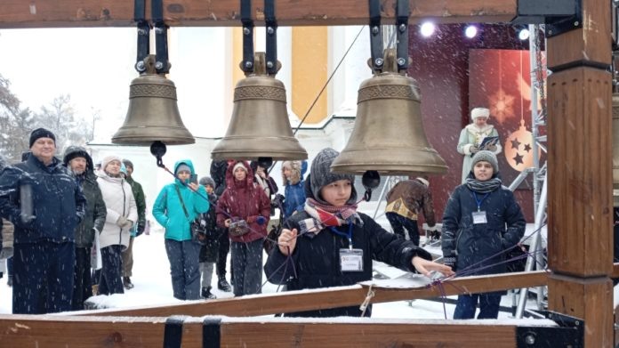 Самый юный участник фестиваля Семён Наседкин исполняет Московский трезвон