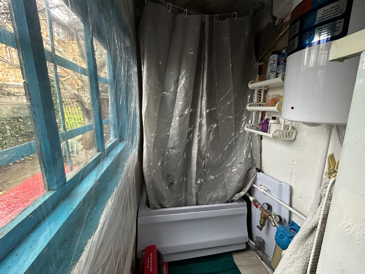 Пока в тамбуре душ