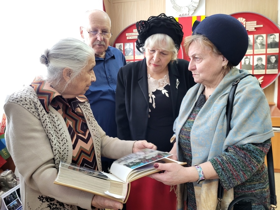 Светлана Григорьевна Гарамова знакомит представителей Рязанского областного совета ветеранов с музейными раритетами