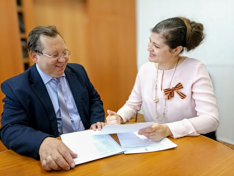 Татьяна Коняева обсуждает с Николаем Черваковым план воспитательной работы