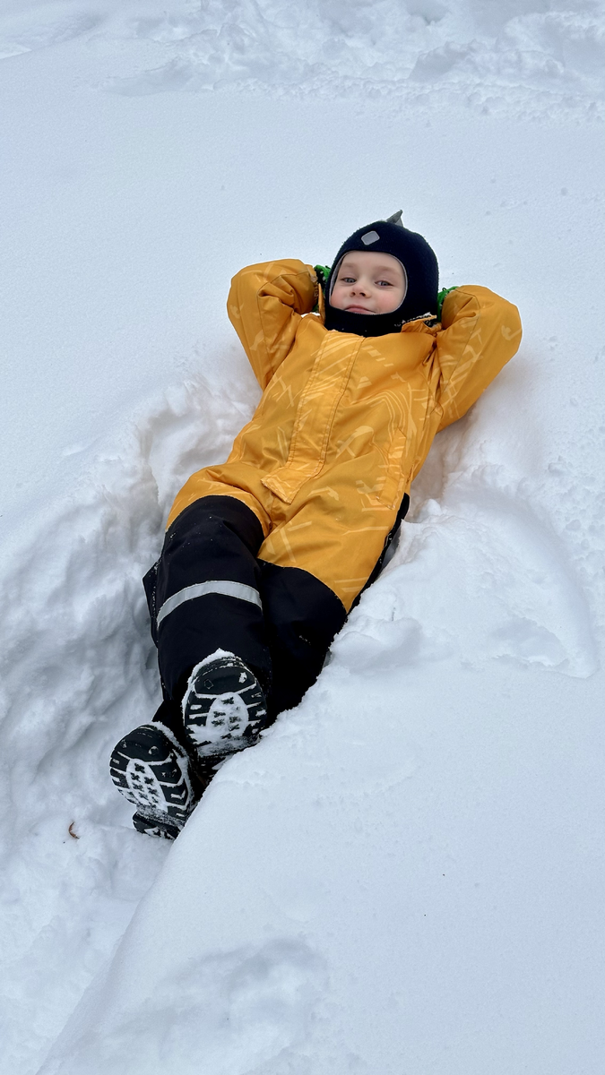 Вообще-то я не запрещаю Тимохе валяться на улице. Но не в грязи же у остановки. 