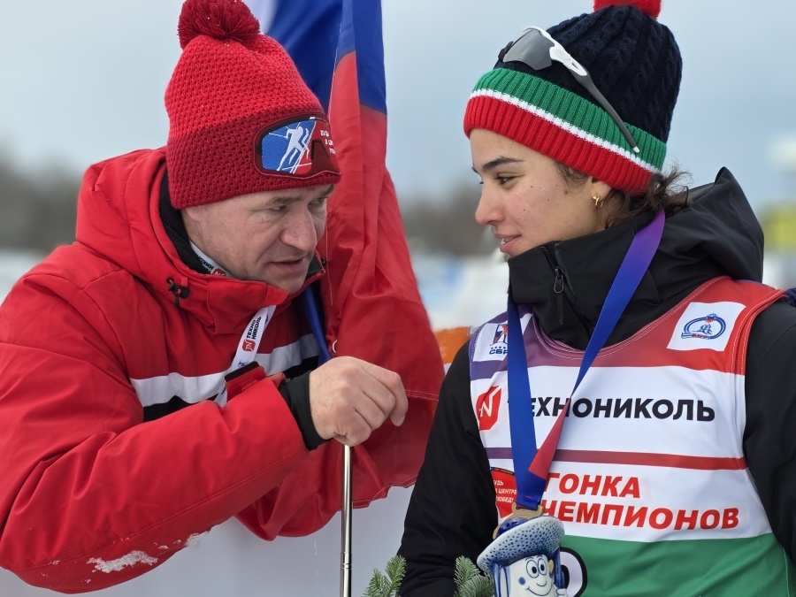 Виталий Адров передал Веронике Степановой от болельщиков флаг России