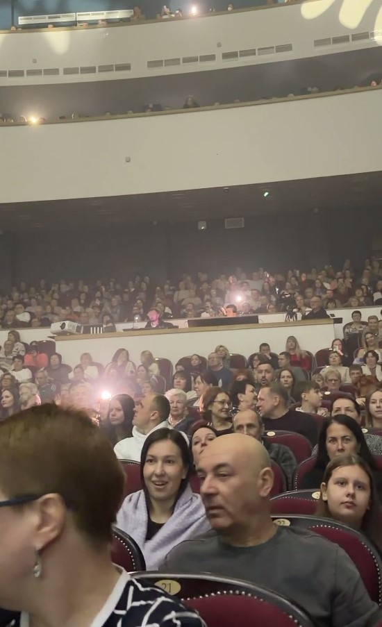 Зрители на выступлении Ярослава Дронова 16 января 2026 г. Кадр из видео ресурса «Джокер».