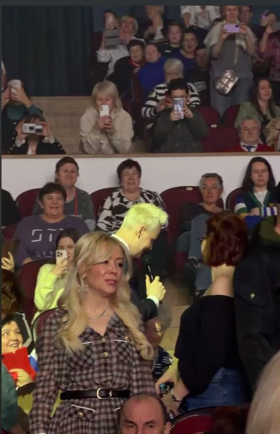 Ярослав поёт песню «Я красиво живу». В кадре Екатерина Мизулина. Кадр из видео ресурса «Джокер» от 16.01.2026».