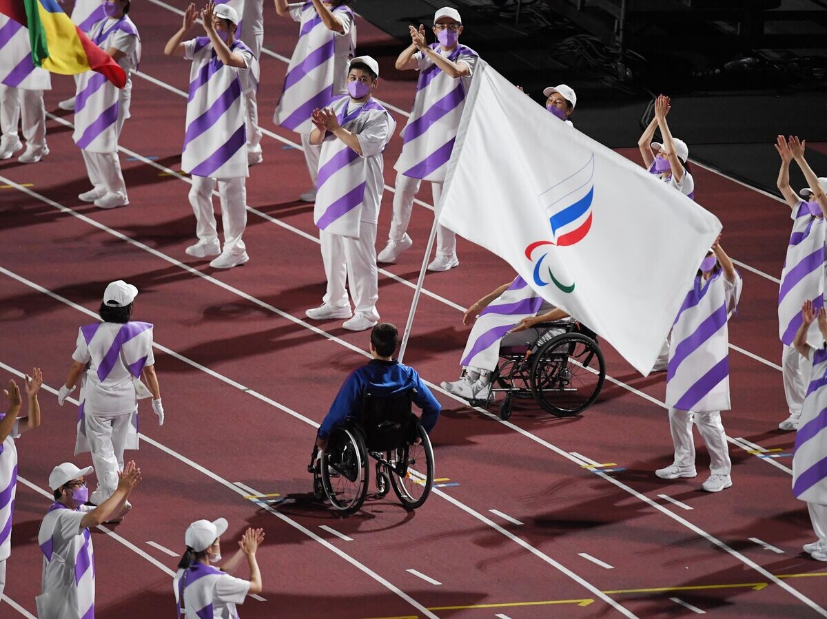    Знаменосец команды Паралимпийского комитета России (команда ПКР) во время торжественной церемонии закрытия XVI летних Паралимпийских игр в Токио на Национальном олимпийском стадионе. | © РИА Новости / Павел Бедняков