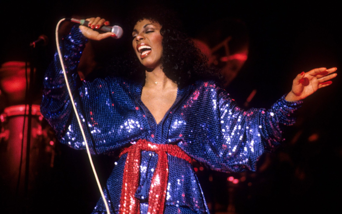 Откровенный диско-хит Донны Саммер 1975 года занял второе место в США и пользовался огромной популярностью в большинстве стран Европы. Фото: Эд Перлштейн/Redferns/Getty