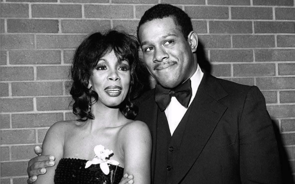 Певица со своим братом Рики Гейнсом, который заявил, что город их молодости был небезопасен для чернокожих. Фото: Facebook