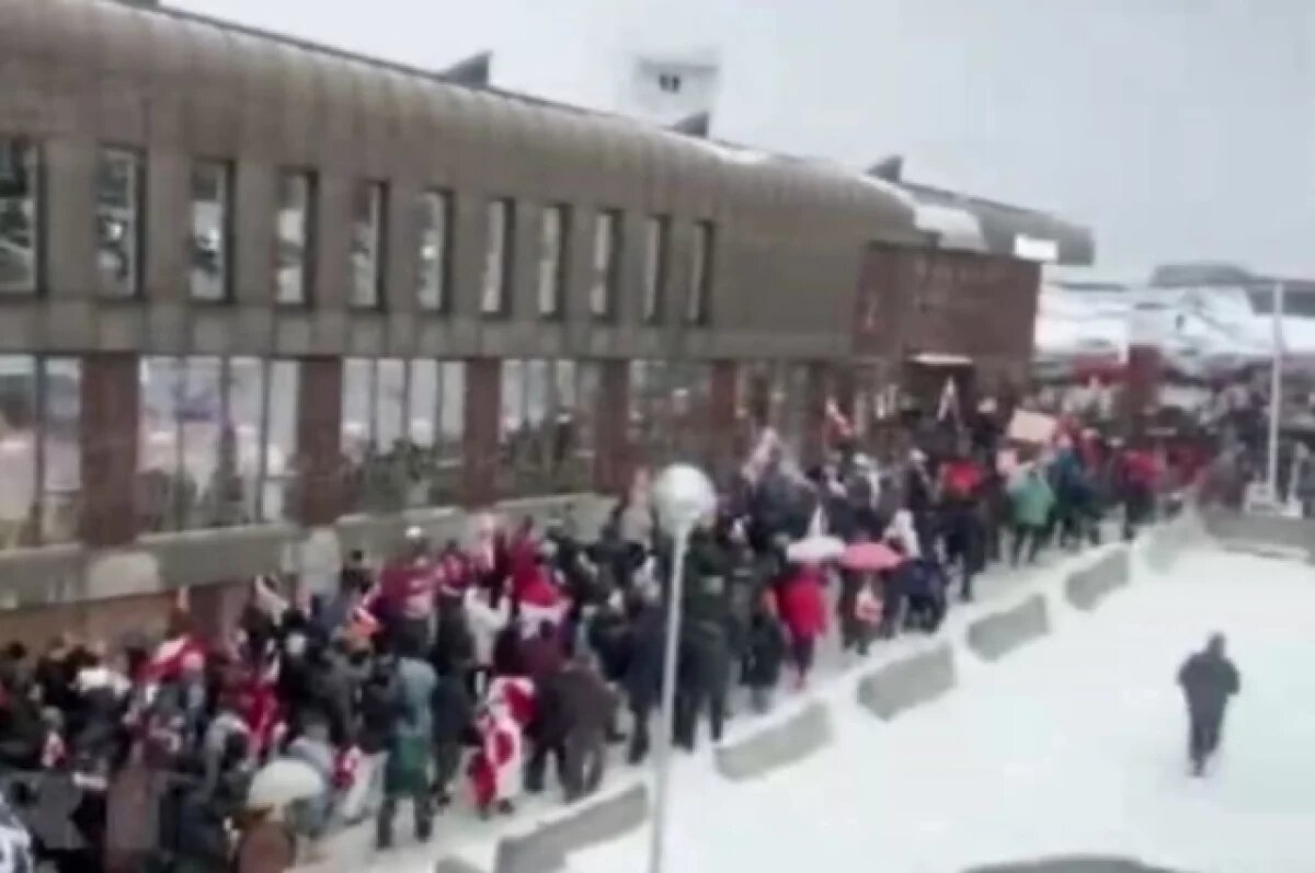    В Гренландии тысячи людей вышли на митинг против планов Трампа