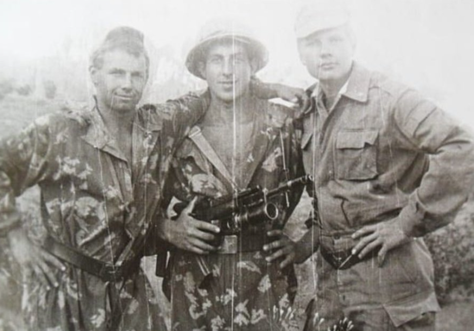 Сержант ПВ КГБ СССР В. Игнатьев с боевыми товарищами по Московской ДШМГ 