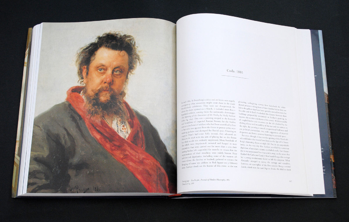 О русской живописи: "Russian Painting 1800–1945" (Konemann) — яркие репродукции от Айвазовского до Малевича. Гости точно задержатся на разворотах