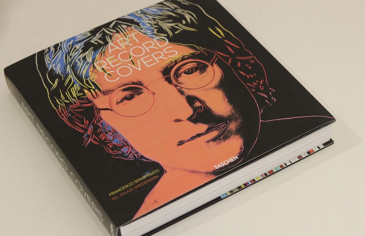 Для меломанов: "Art Record Covers" (Taschen) — коллекция обложек пластинок с 1950-х до наших дней. От винила The Beatles до современного рока