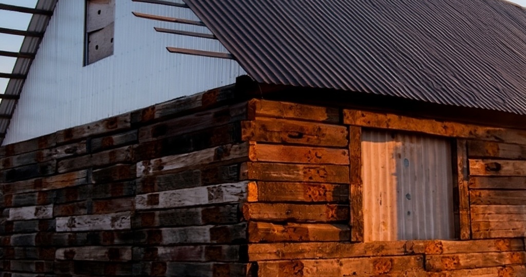 Что нужно знать о домах из шпал: риски и решения