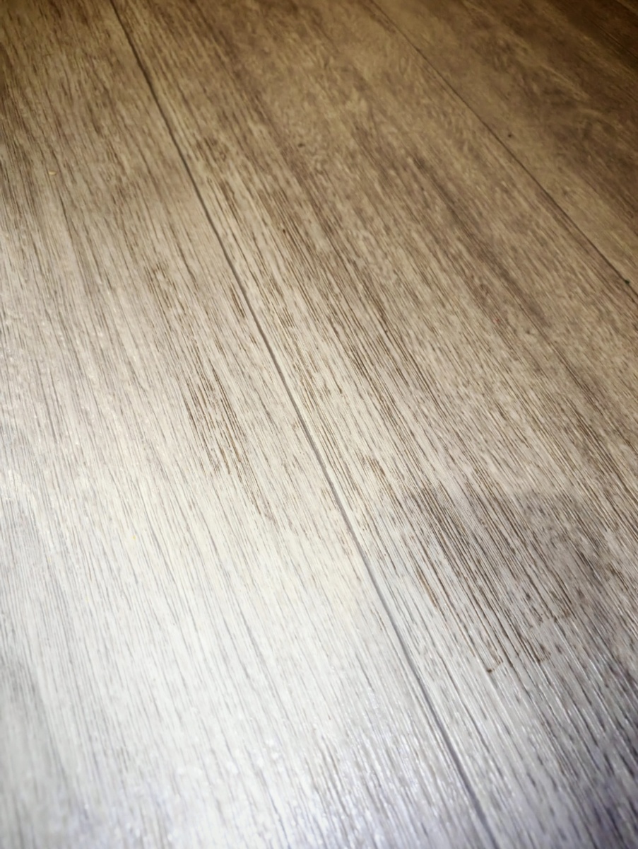 Грязь втаптывается в рельеф любого пола очень быстро.Она будет там, даже если мыть пол каждый день