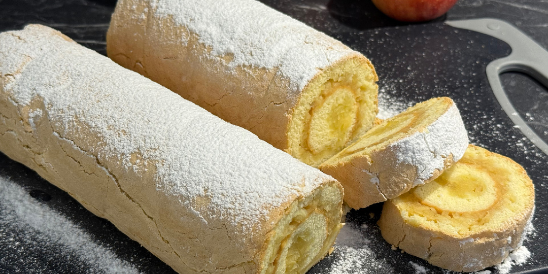 Сочный рулет с тёртыми яблоками - легко, быстро, гарантированно вкусно.