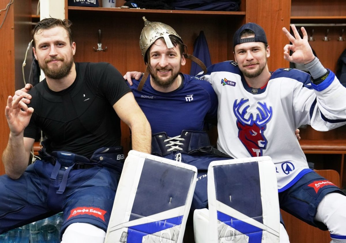    Шлем Козьмы Минина как лучший игрок встречи со «Спартаком» получил Денис Костин