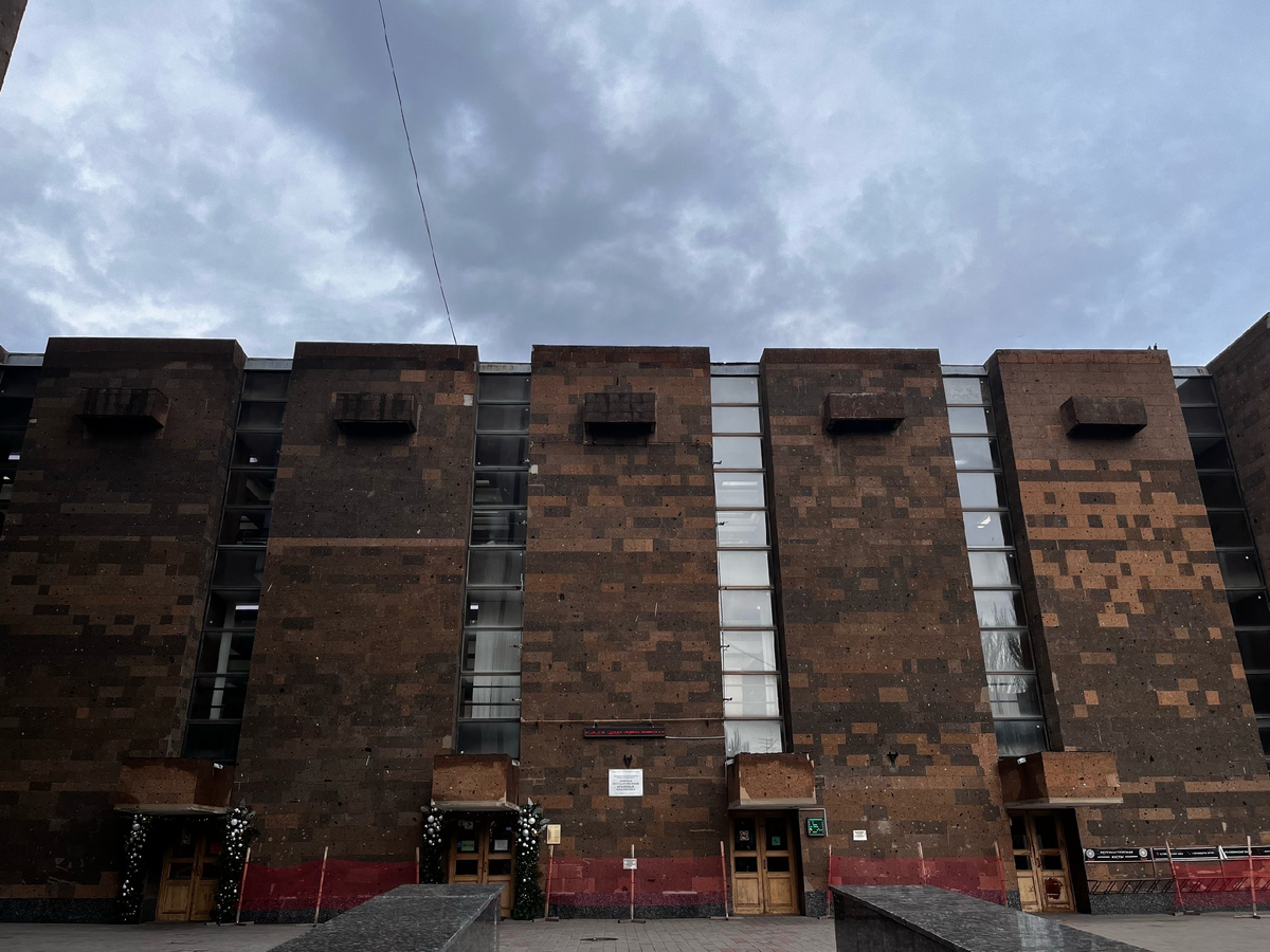 Вход в библиотеку