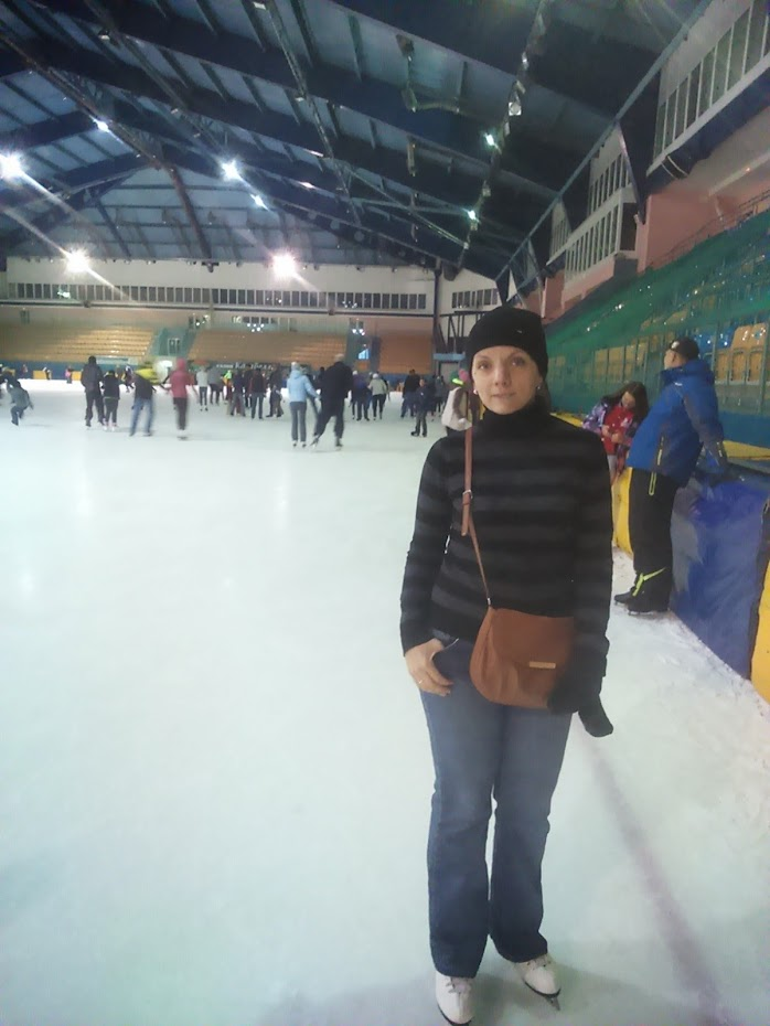 Старое фото - пришла на каток с Соней)