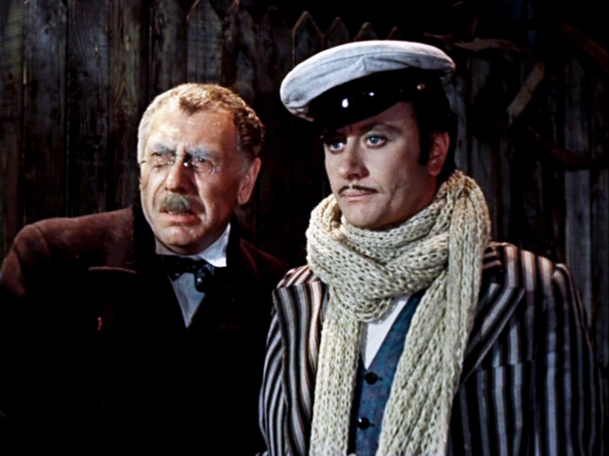 Кадр из 4-й серии фильма Марка Захарова "12 стульев"