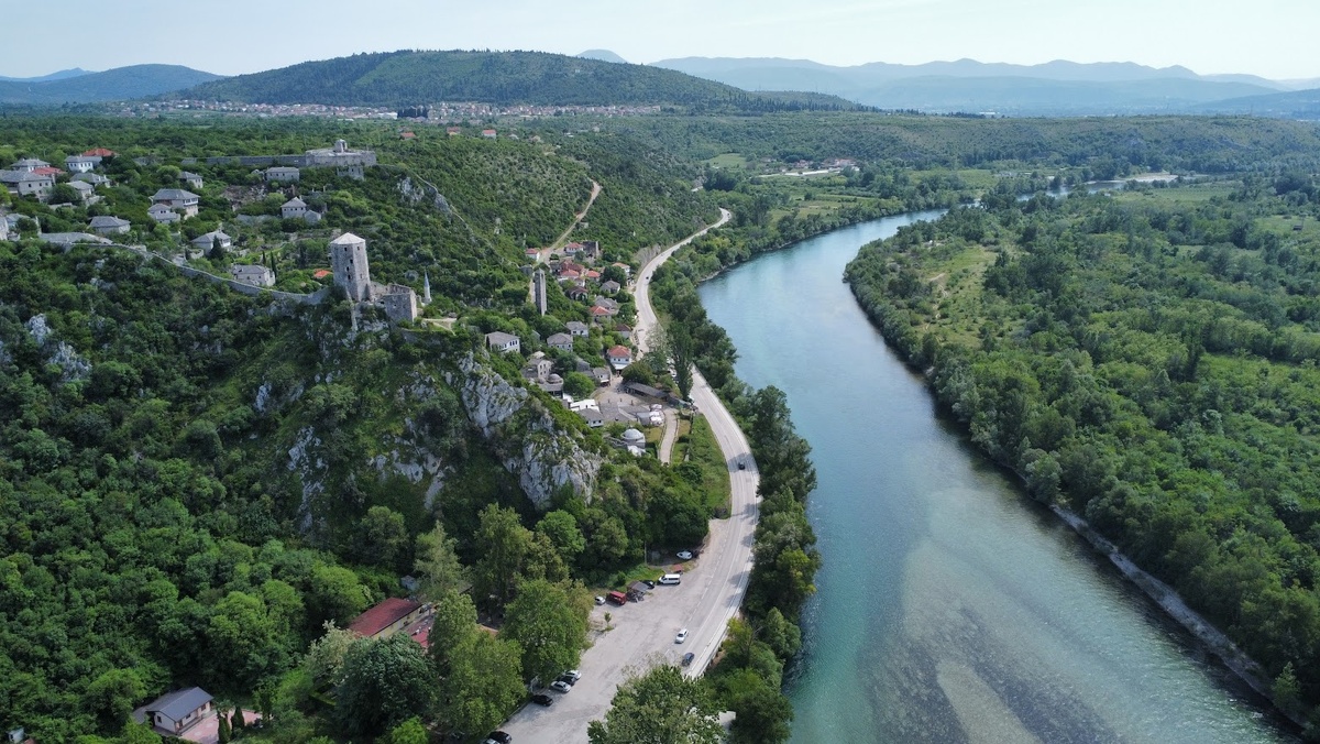 Просто красивый балканский пейзаж, снятый автором с дрона. Не поспорить, не поругаться - скукота! 