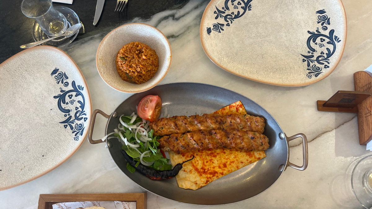 Кебаб из курицы с булгуром.