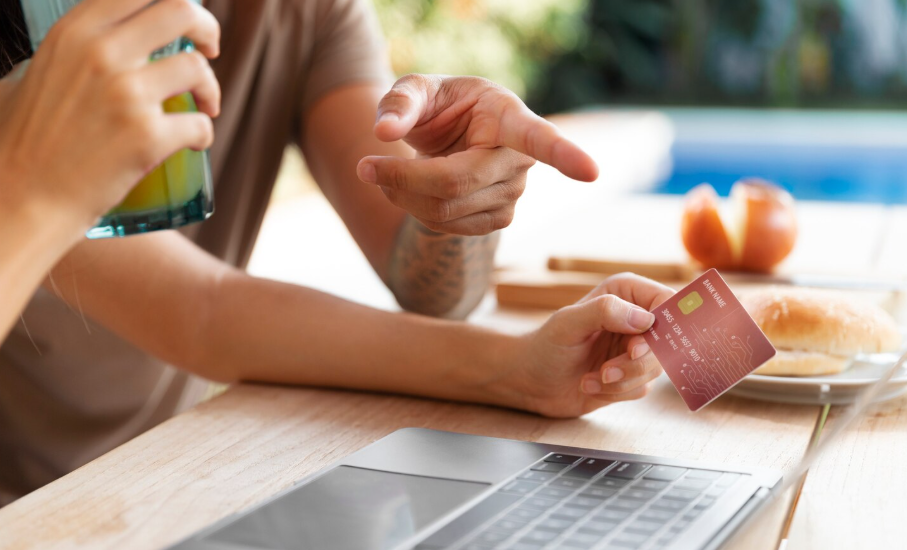 Два пути: платить напрямую на сайте или через посредника — разница в контроле и рисках