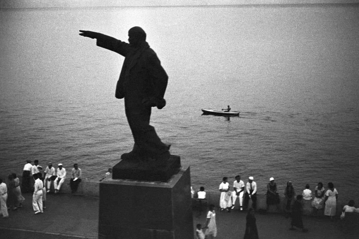 Первый памятник В.И. Ленину на набережной Ялты в 1939 году ©Анатолий Гаранин/РИА Новости  📷