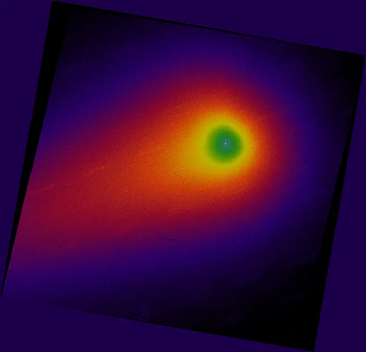Карта яркости в ложных цветах кометы 3I/ATLAS 14 января 2026 года по шести 170-секундным экспозициям камеры WFC3 UVIS (F350LP) космического телескопа «Хаббл» (верхнее изображение, сторона кадра охватывает 130 000 километров). Карта была обработана фильтром Ларсона-Секанины Rotational Gradient, который удаляет круговое симметричное свечение вокруг ядра (нижнее изображение), выявляя четыре джета (струйных выброса). Структура выбросов включает выдающийся антихвост, направленный на Солнце в нижний левый угол, а также систему из трёх мини-джетов. Эти мини-джеты равномерно разделены углом в 120 градусов друг от друга, но ни один из них не направлен прочь от Солнца, как можно было бы ожидать от стандартного кометного хвоста. (Автор изображения: Тони Скармато, на основе данных, опубликованных NASA/ESA/STScI здесь)