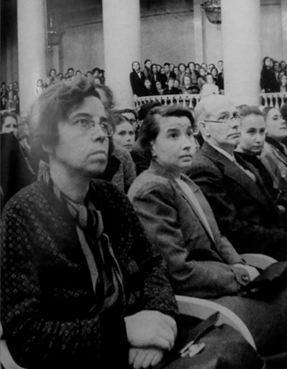 Зрители на концерте в Филармонии осенью 1941 года. https://www.mariinsky.ru/about/exhibitions/war/artists/