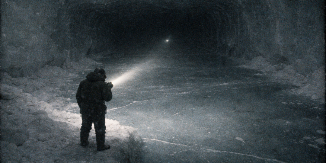 В 1973 году на Крайнем Севере под многометровым слоем льда обнаружили город с улицами и техникой не для людей?