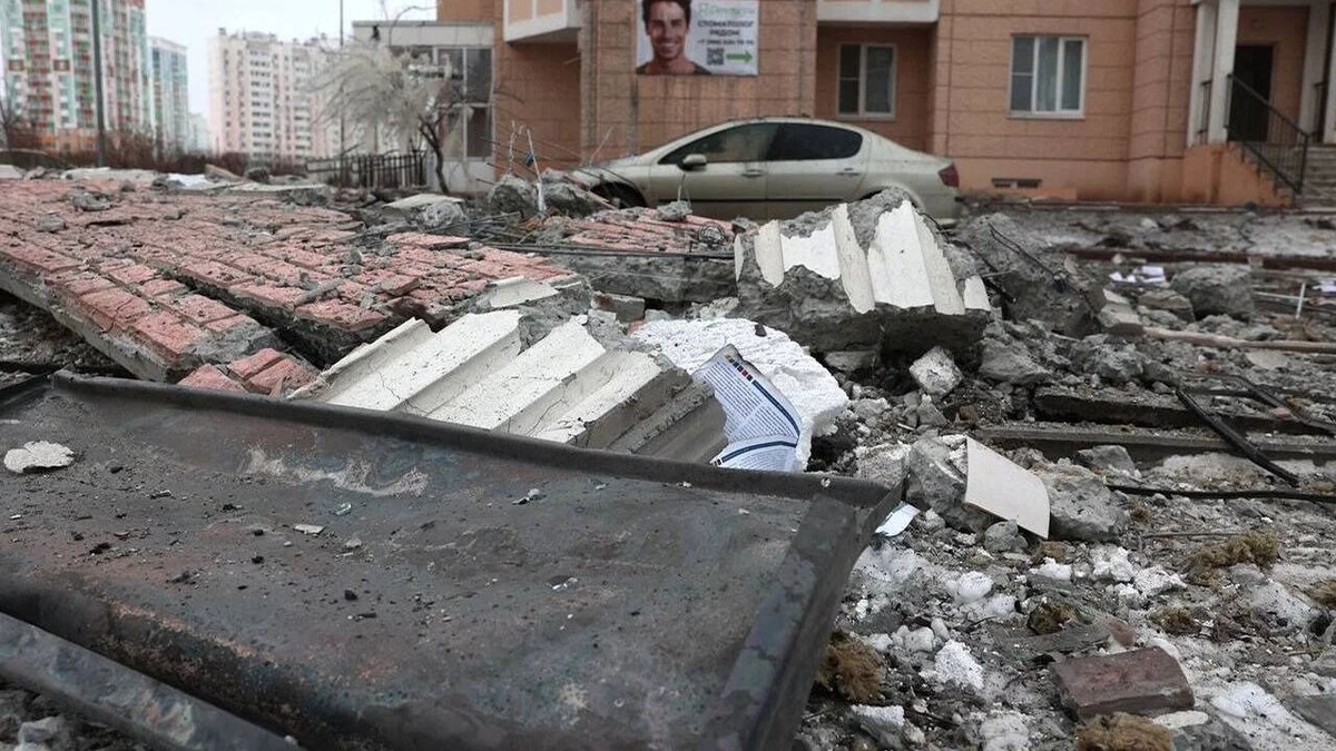    17 января следующие через Ростов поезда задержались, а власти рассказали о риске обрушения пострадавшего от БПЛА дома   Юрий Слюсарь / Тг-канал Юрия Слюсаря