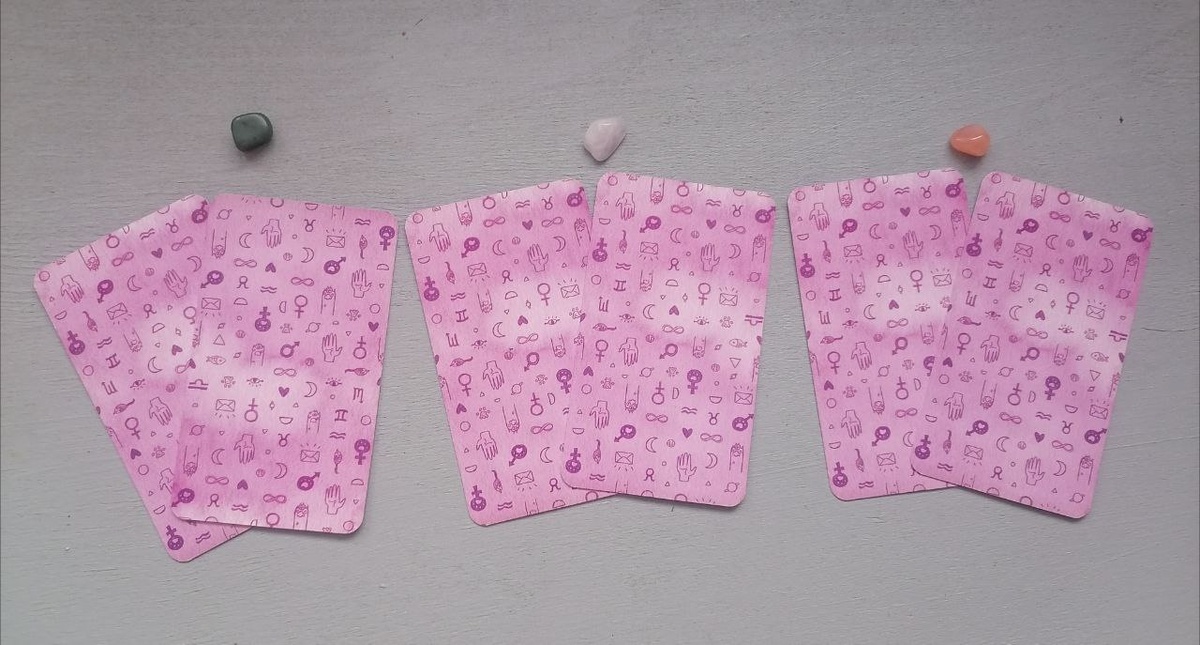 Выберите интуитивно один из трех вариатов. В каждом варианте есть две карты - первый и второй путь. Мысленно представьте два варианта пути из которых хотели бы выбрать.