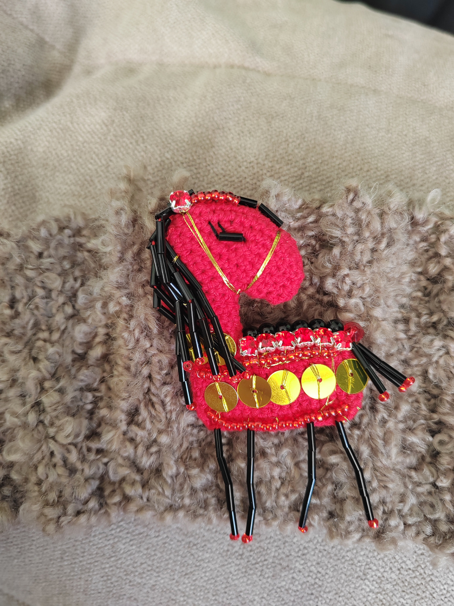 Брошь на манжете