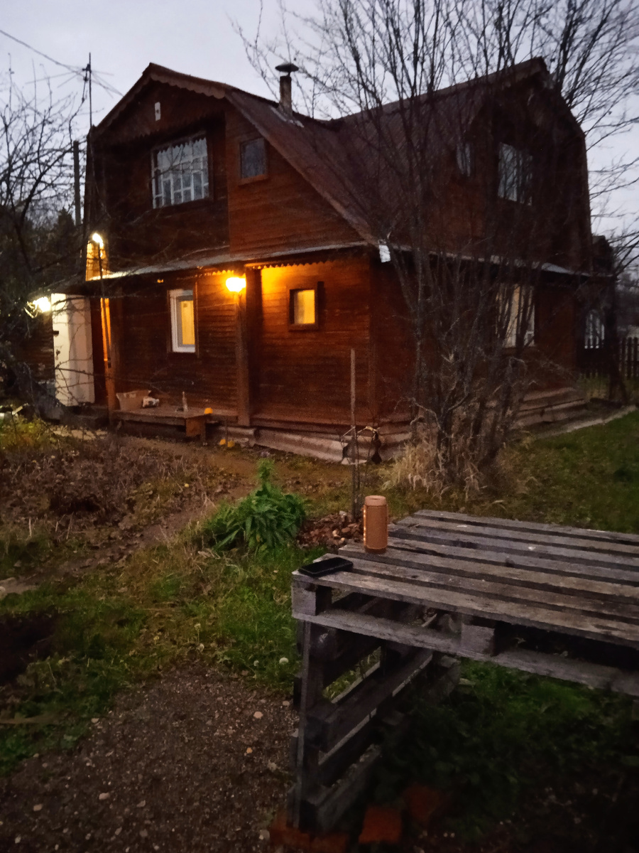 Вот так домик выглядел до пристройки комнаты