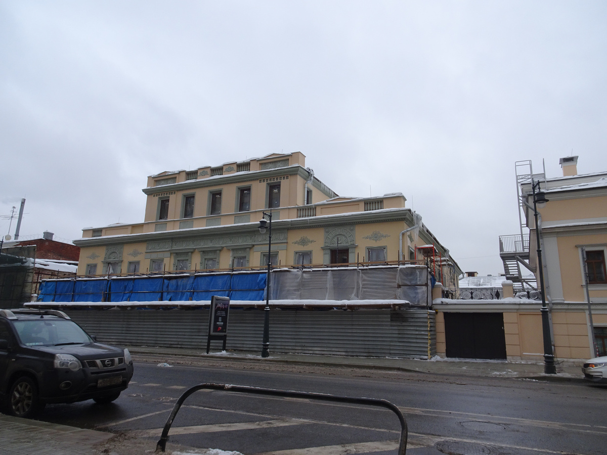 Фасад главного здания усадьбы зимой 2025-2026 годов наполовину закрыт на реставрацию