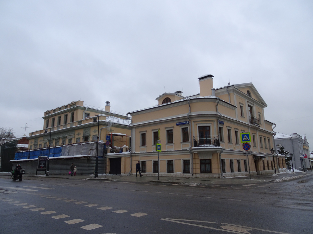 Усадьба и правый флигель на углу Малой Дмитровки и Успенского переулка