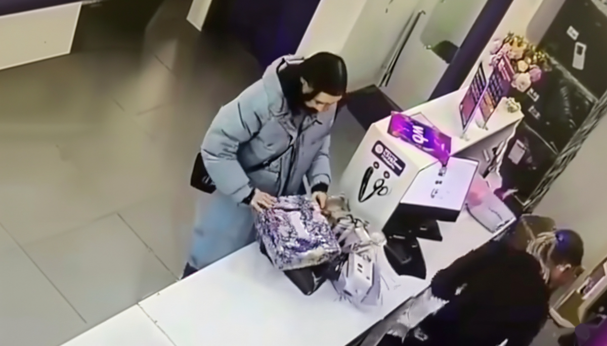 Типичный диалог на ПВЗ. Один пытается вернуть свое, второй — боится потерять своё. И оба — заложники системы.