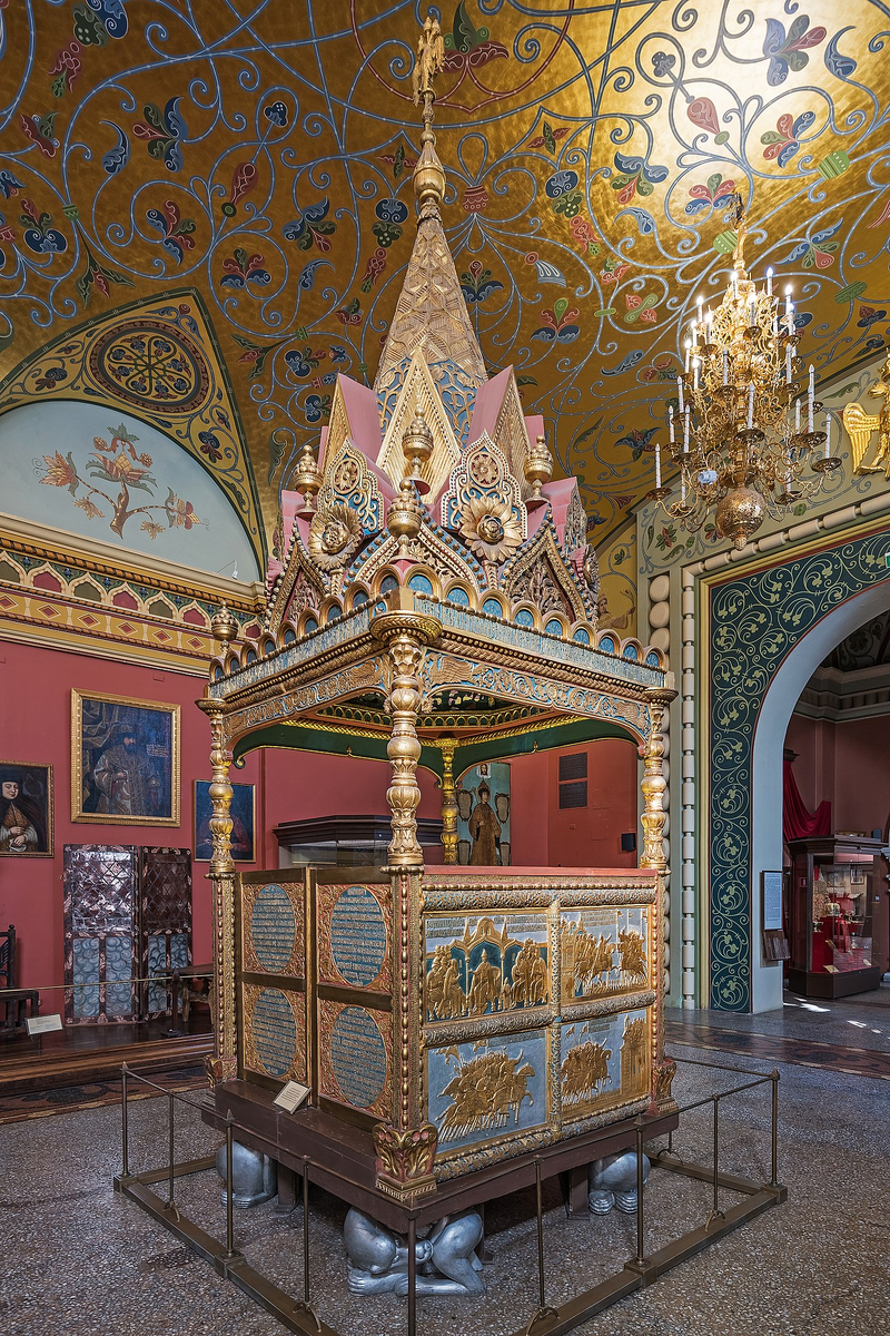 Копия трона. Фигуры видны по углам основания