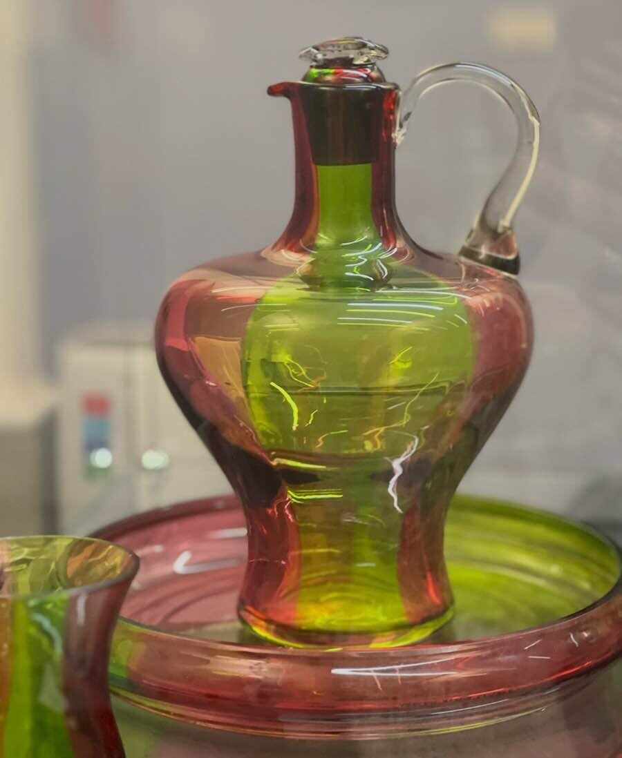 Набор для воды "Соколик", 1950. Ленинградский завод художественного стекла Стекло бесцветное и цветное (золотой рубин, зелёный), выдувание. Фото автора канала с выставки в Русском музее "Русский декоративный поднос