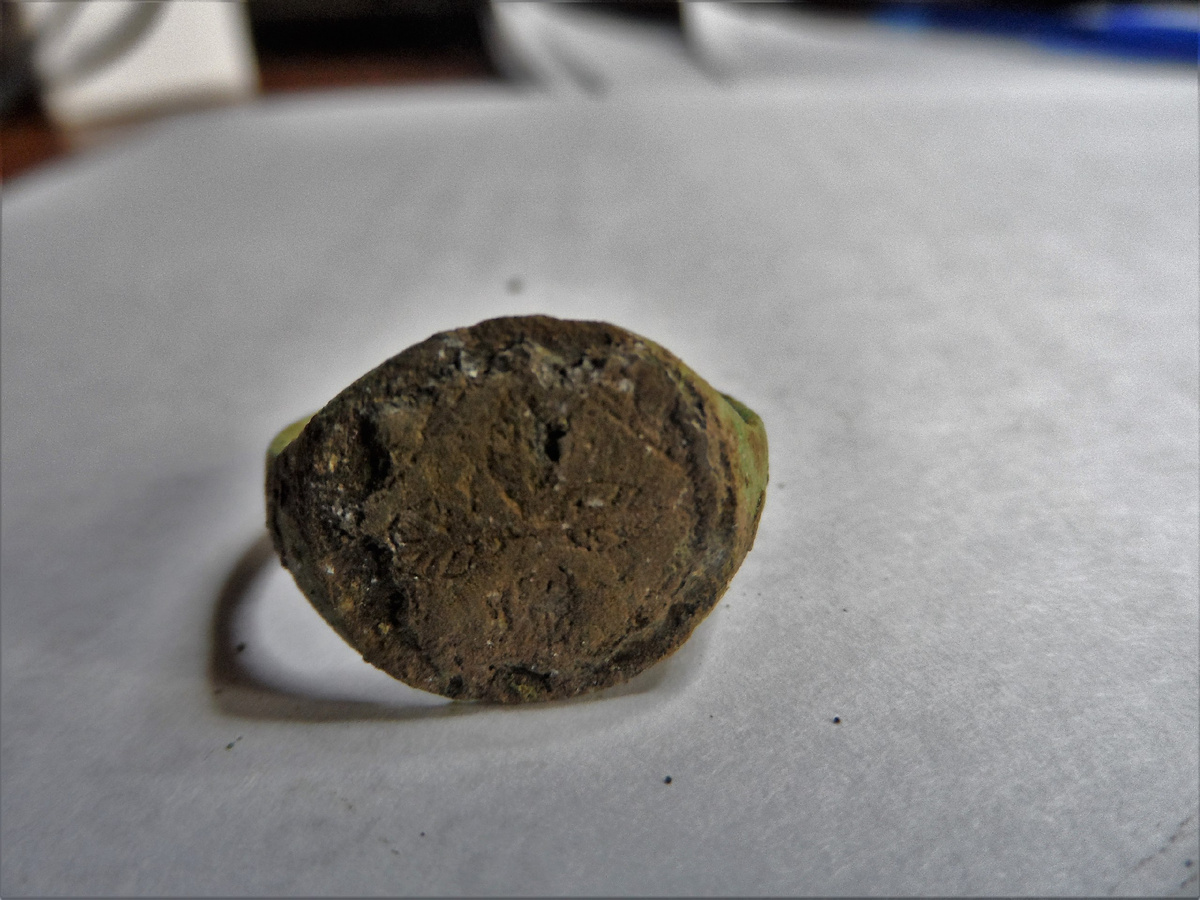 Перстень с изображением четырёхлистника.