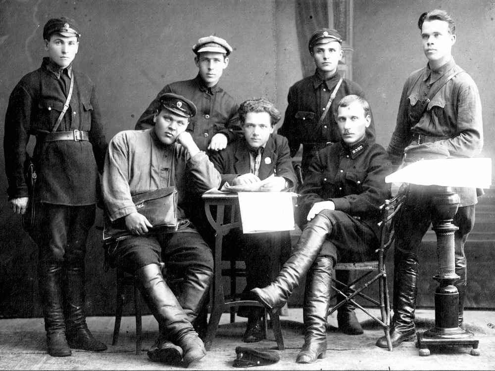 Первые сотрудники органов правопорядка. Фото из открытых источников.