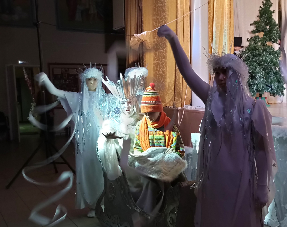 Фотографии со спектакля. Листайте, их много