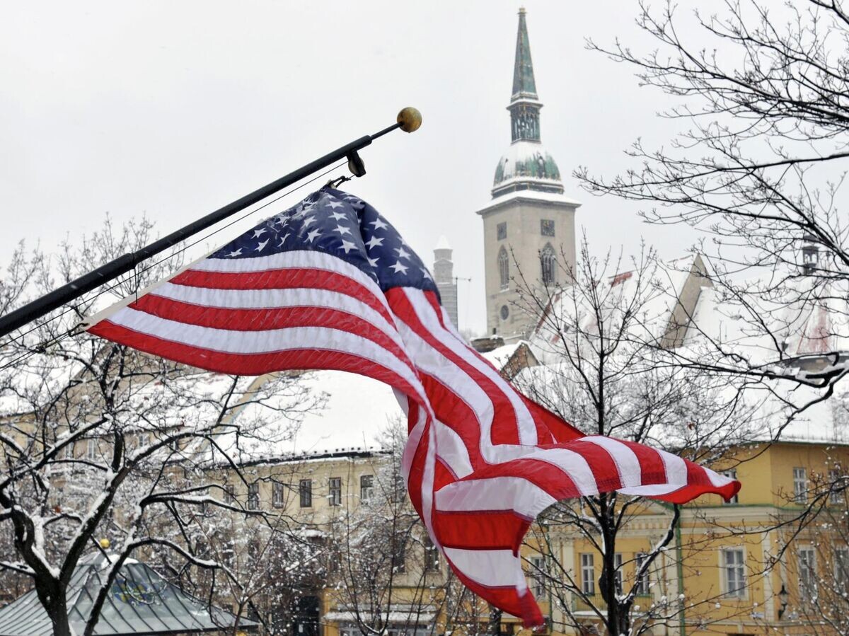    Флаг на здании посольства США в Братиславе, Словакия | © U.S. Embassy Slovakia