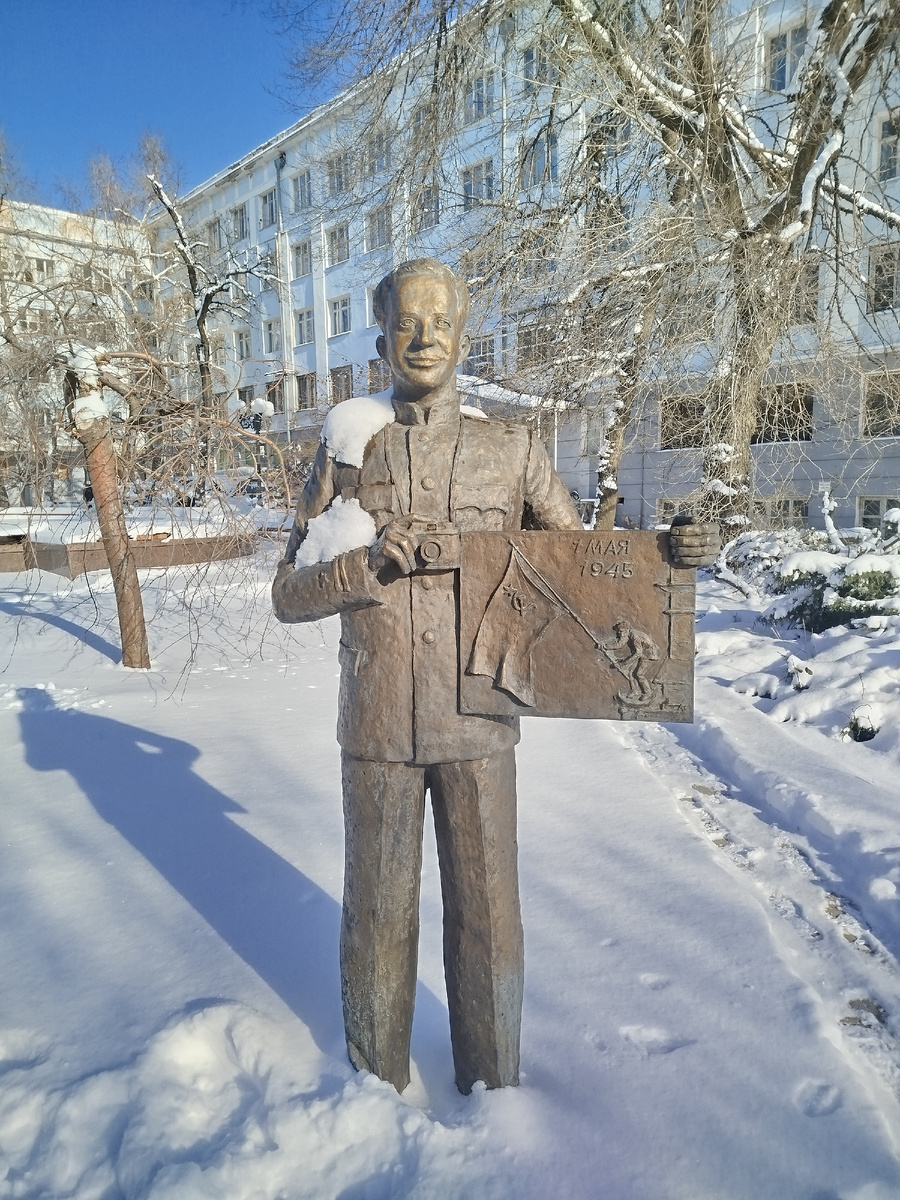 Памятник Евгению Халдею (1917 - 1997, дончанину, военному корреспонденту Великой Отечественной Войны и автору знаменитого фотоснимка "Знамя Победы над Рейхстагом).