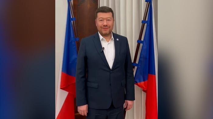 Спикер парламента Чехии убрал из своего кабинета флаг Евросоюза. Обложка © Х / Tomio Okamura