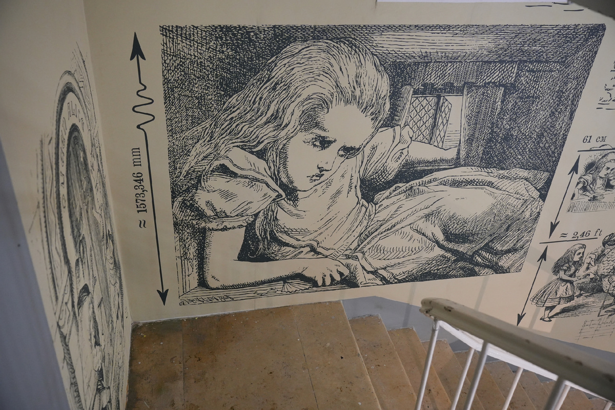 На открытии выставки "Алиса- проснись!". 15 декабря 2025 года. Дом Остроухова в Трубниках, Москва.