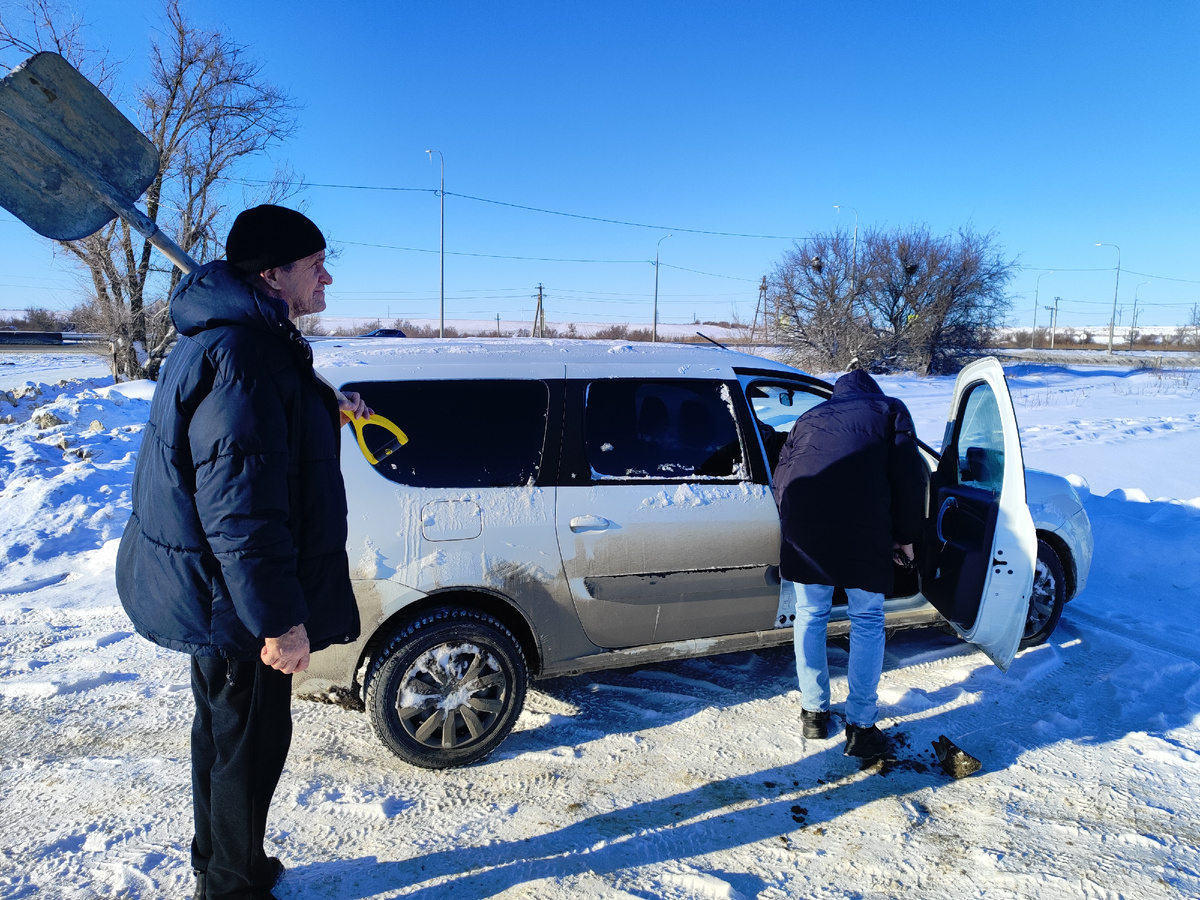 Лопату с собой.